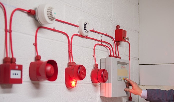 تفاوت سیستم اعلام حریق و اطفا حریق در ساختمان | فرنام ایمن