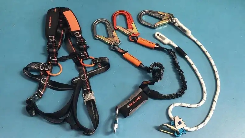 مهم‌ترین تجهیزات ایمنی کار در ارتفاع و نحوه استفاده از آن‌ها